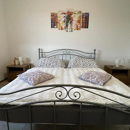 Fullhouse Apartmanhaz Zamardi Bagian luar foto