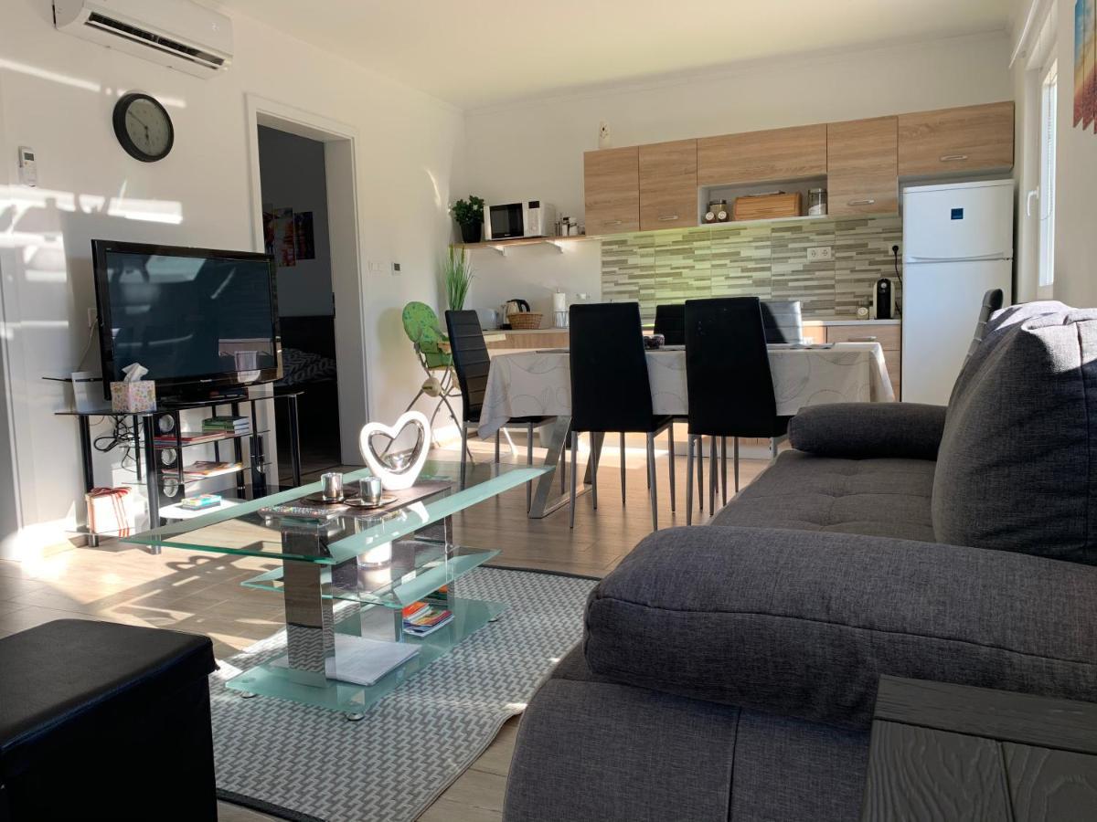 Fullhouse Apartmanhaz Zamardi Bagian luar foto