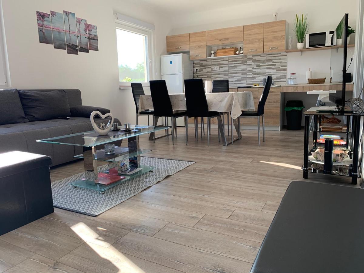 Fullhouse Apartmanhaz Zamardi Bagian luar foto