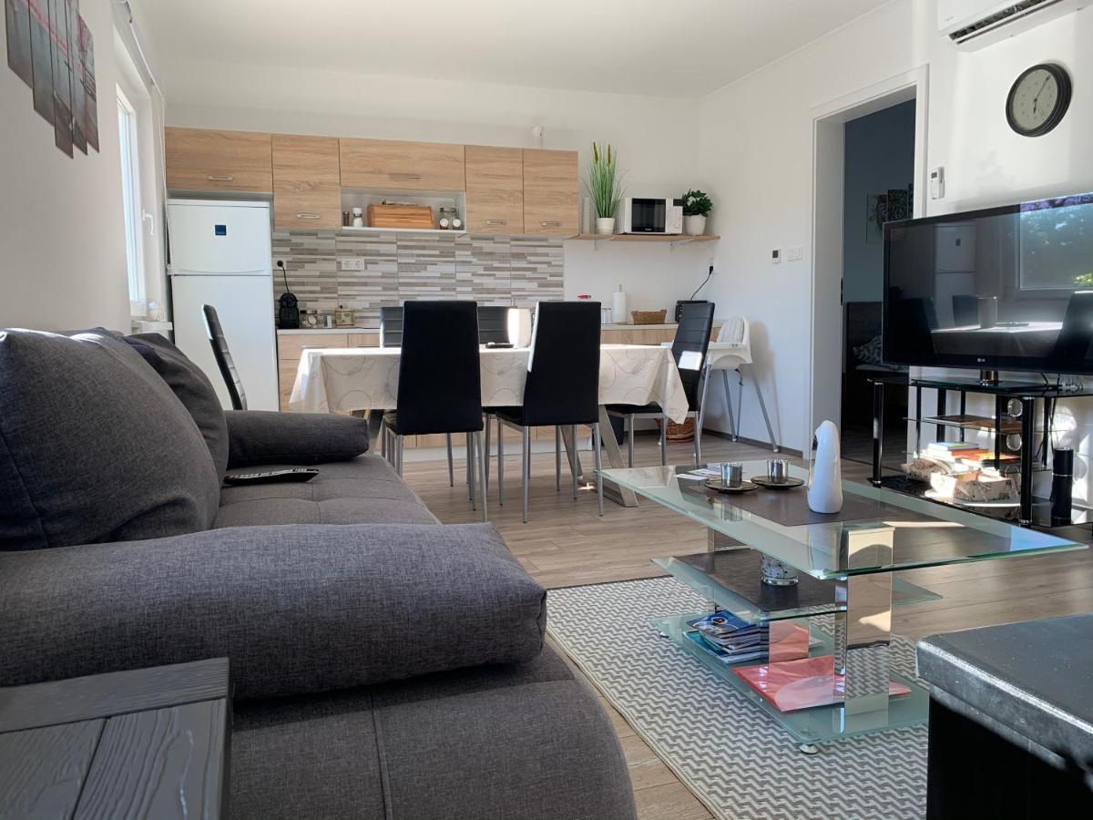 Fullhouse Apartmanhaz Zamardi Bagian luar foto