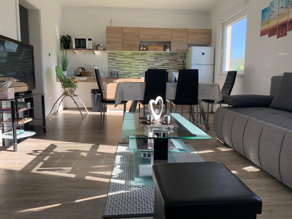 Fullhouse Apartmanhaz Zamardi Bagian luar foto
