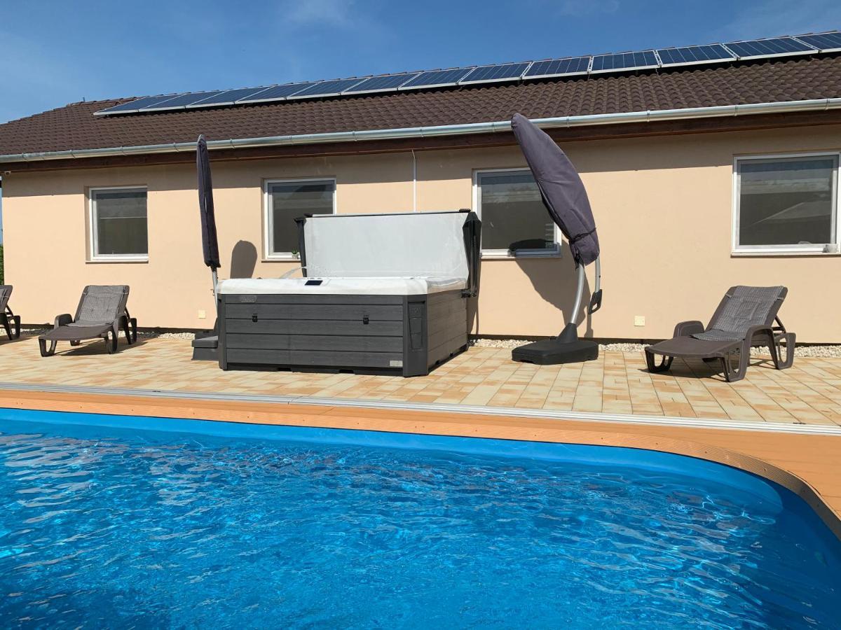 Fullhouse Apartmanhaz Zamardi Bagian luar foto