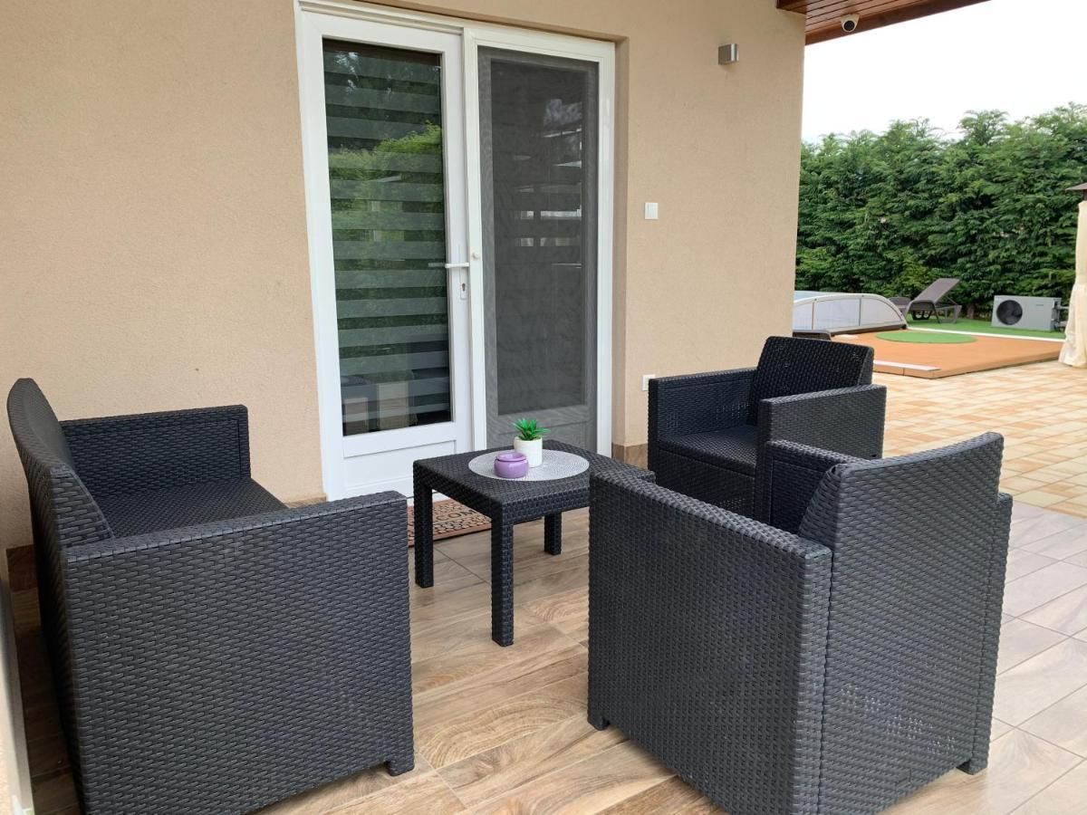 Fullhouse Apartmanhaz Zamardi Bagian luar foto