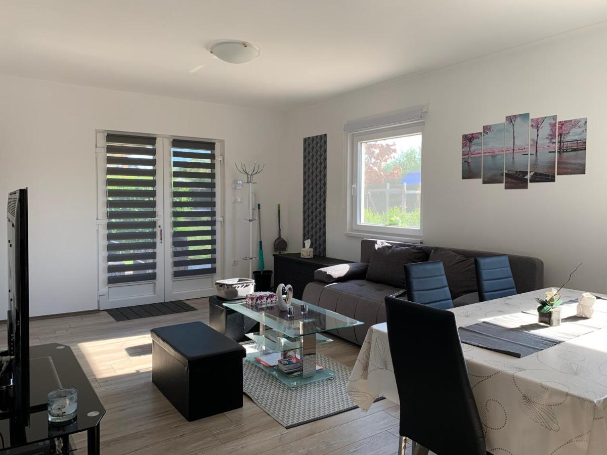 Fullhouse Apartmanhaz Zamardi Bagian luar foto